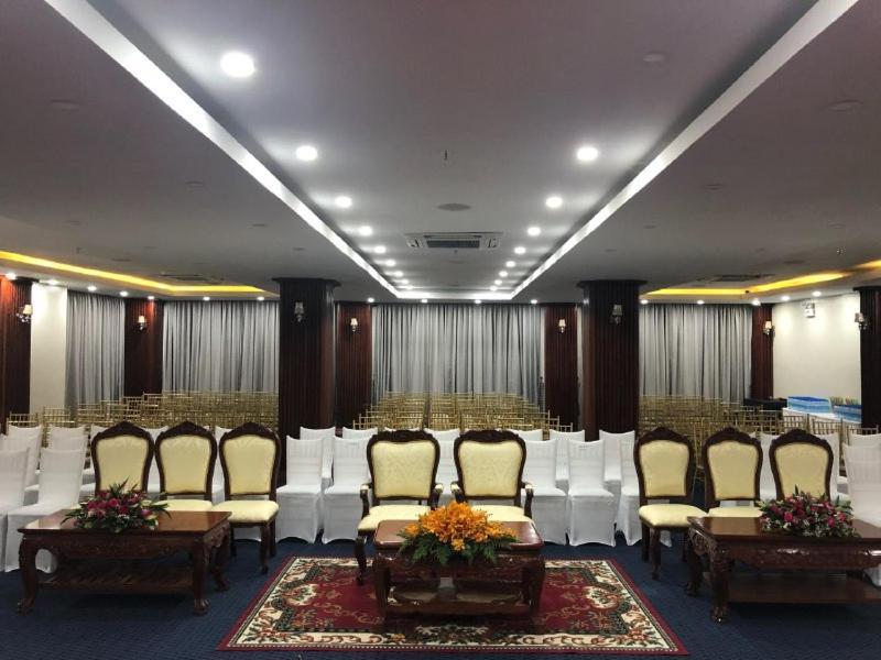 Kampong Thom Royal Hotel Buitenkant foto